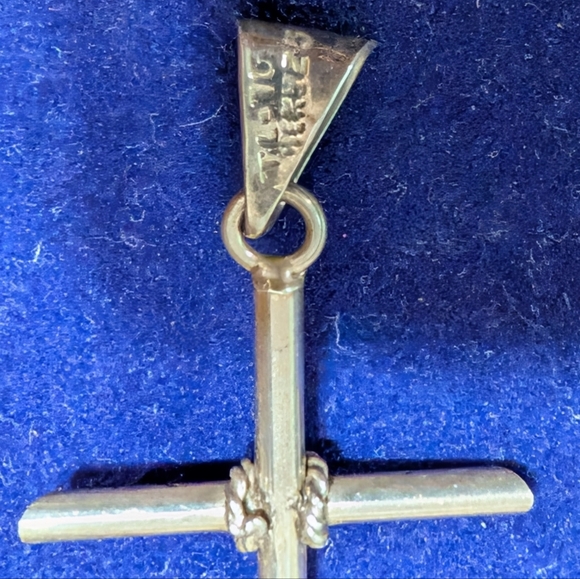 925 Solid Sterling Silver Cross Pendant - Picture 5 of 5